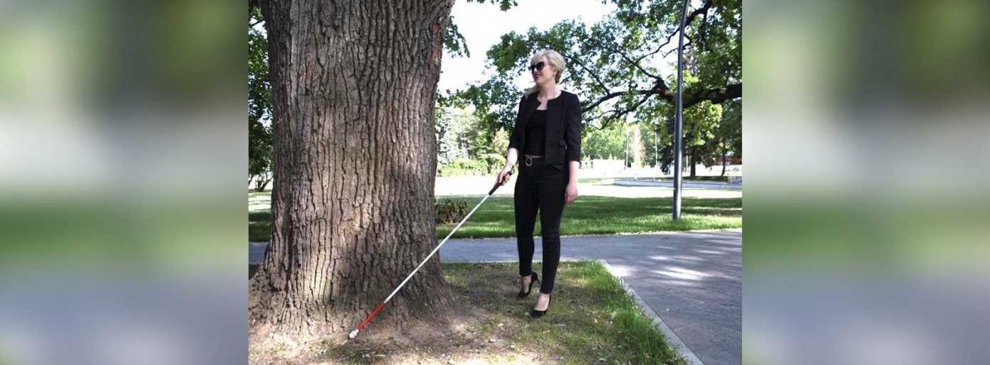 Использование белой трости: обходим деревья, кусты, автомобили. Кликните, чтобы узнать подробнее.