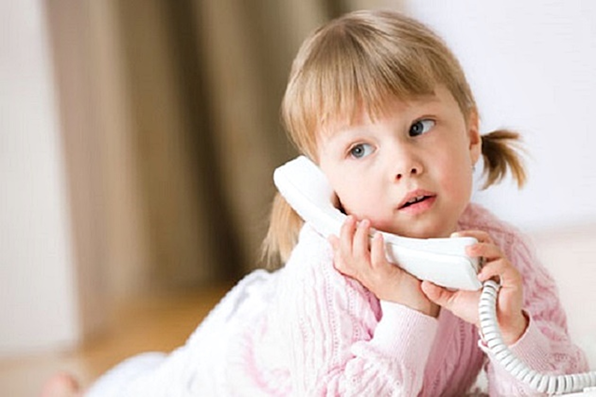 Малыш звонкий мари. Ребенок один. Ребенок с телефоном. Ребенок разговаривает по телефону. Ребенок один дома.
