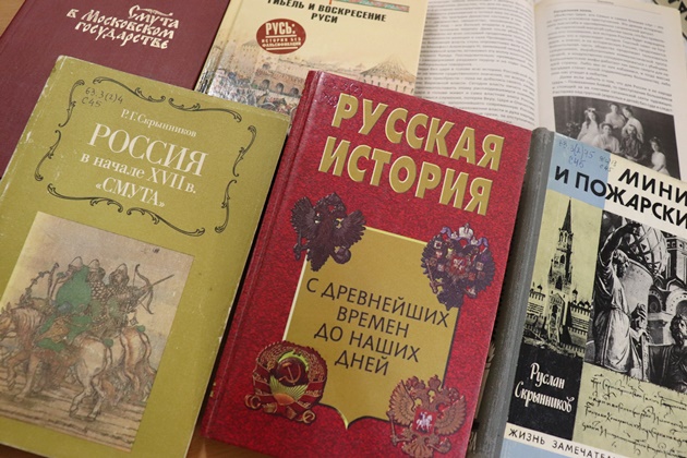 превью публикации Книжно-иллюстративная выставка «Единством сильна Россия»