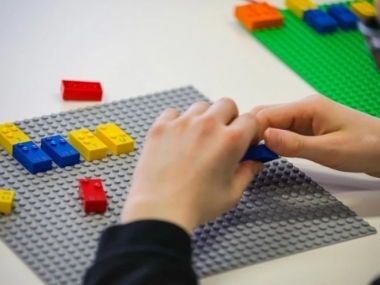 превью публикации Lego выпустит детали со шрифтом Брайля