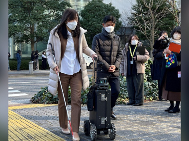 превью публикации В Японии тестируют «умный чемодан», который сможет стать альтернативой собаке-проводнику