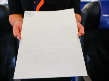 превью публикации В самолетах израильской авиакомпании появились инструкции по безопасности, напечатанные шрифтом Брайля