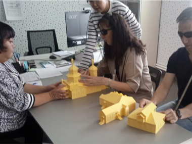 превью публикации В Бурятии на 3D-принтере напечатали тактильные модели трех архитектурных памятников