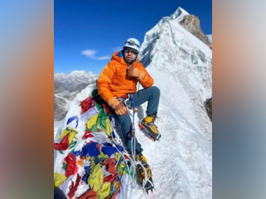 превью публикации Незрячий альпинист впервые покорил 6100-метровый пик Лобуче в Гималаях