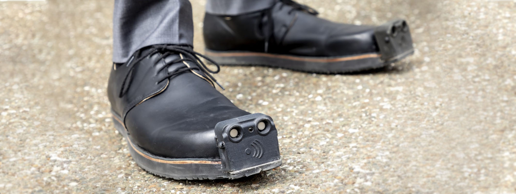Для незрячих людей разработали умные ботинки, которые помогут передвигатьсяпо городу / «Особый взгляд» - портал для людей, которые видят по-разному
