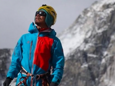 превью публикации Китайский альпинист стал первым в Азии незрячим человеком, покорившим Эверест